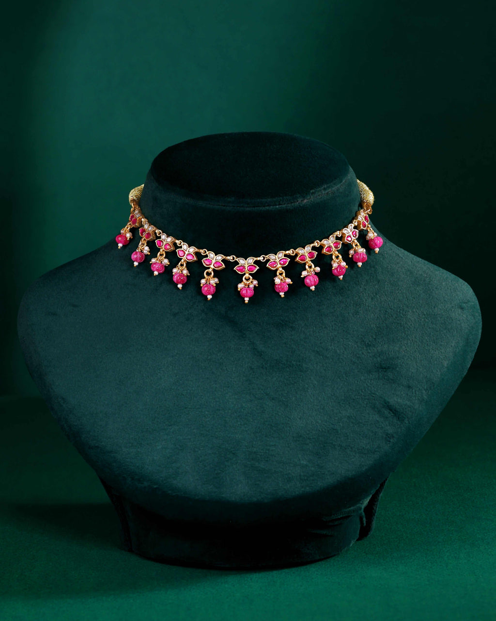 Silver Choker with Leaf-Motif by Tavya Jewellery - close-up detail