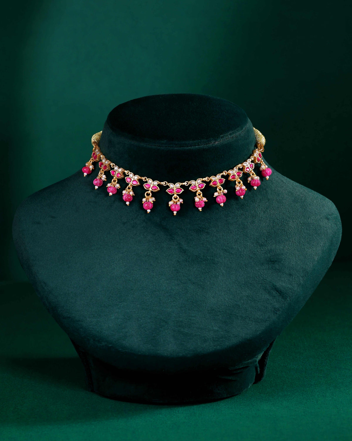 Silver Choker with Leaf-Motif by Tavya Jewellery - close-up detail